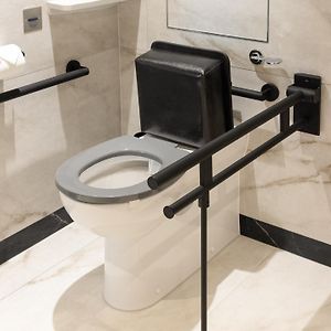 Camera adatta alle persone a mobilità ridotta con letto king size